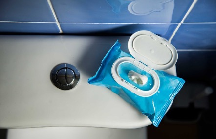 Toallitas húmedas en el inodoro: ¡un grave error!